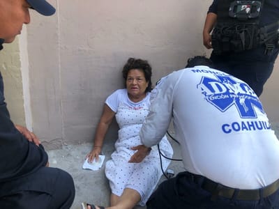 Mujer se desmaya en vía pública y moviliza a cuerpos de rescate