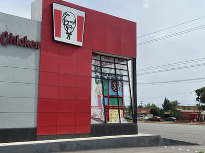 Vientos vuelven a dañar cristales de KFC en Piedras Negras