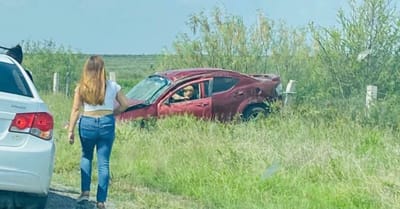 Mujer y niños vuelcan en la 57 rumbo a Monclova