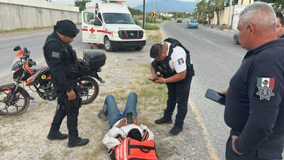 Repartidor derrapa a toda velocidad y vuela fuera del asfalto en Monclova