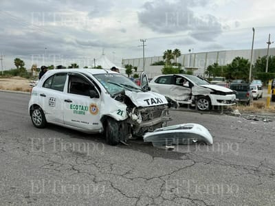 Taxi con pasajeros choca contra auto en Monclova