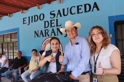 Entregan ropa a familias vulnerables del ejido Sauceda del Naranjo para fortalecer la inclusión social