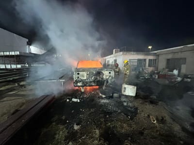 Bomberos sofocan incendio de camioneta en colonia Roma