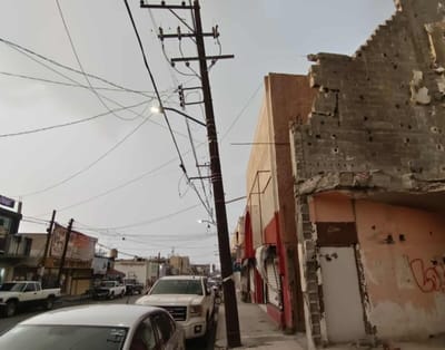 Poste de alta tensión en riesgo genera alarma en pleno Centro de Monclova