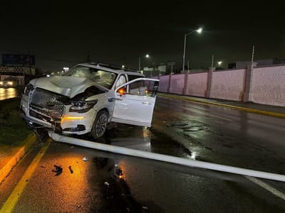 “Juniors” destruyen camellón en Saltillo y huyen sin consecuencias
