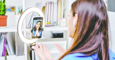 Sin futuro laboral al finalizar la "uni", jóvenes le apuestan a ser influencer 