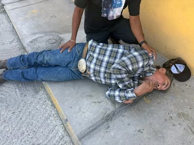 Adulto mayor sufre aparente golpe de calor en plena vía pública