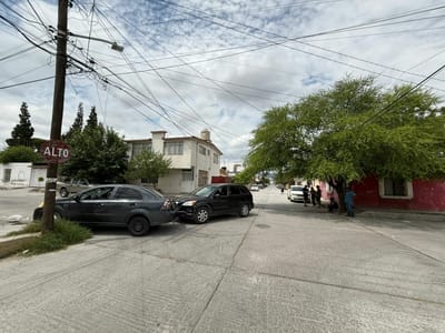 Choque entre dos vehículos moviliza a peritos en la colonia Cañada Norte