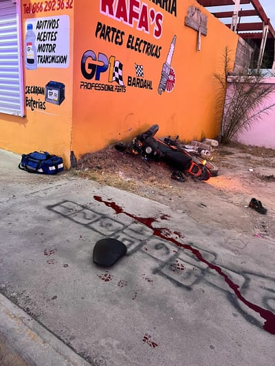 Motociclista impacta contra objeto fijo en Tierra y Libertad; es trasladado al hospital