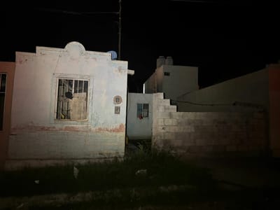 Vecinos alertan por incendio de basura en casa abandonada en Colinas de Santiago