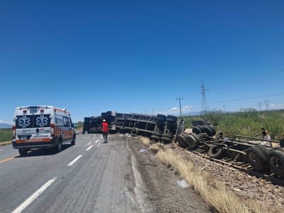 Multitud aprovecha volcadura y saquea tráiler que trasportaba refrescos  