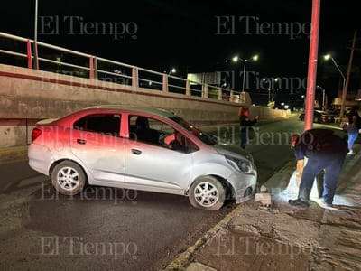 Conductor impacta su auto contra base de luminaria en Monclova