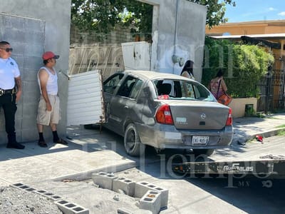 Mujer se desmaya al volante y provoca choque en Frontera