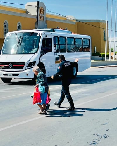 Llaman a conductores a extremar precauciones con adultos mayores