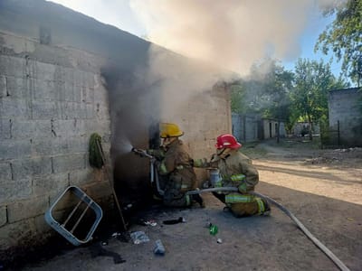 Bomberos de Múzquiz sofocan incendio en domicilio deshabitado; investigan posible causa intencional del fuego