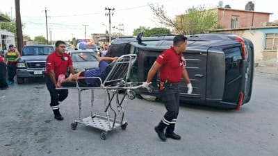 Volcadura en colonia Borja deja daños y mujer hospitalizada