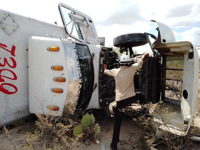 Vuelca tractocamión en la carretera Monclova–Monterrey a la altura de El Tanquito; no hay lesionados