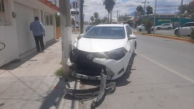 Aparatoso accidente en la calle Roble: Vehículo estacionado proyectado contra poste de la CFE