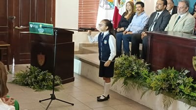 Alumna Ana Sofía Morales declama “Credo de Sabinas” en emotiva sesión por aniversario 142 local