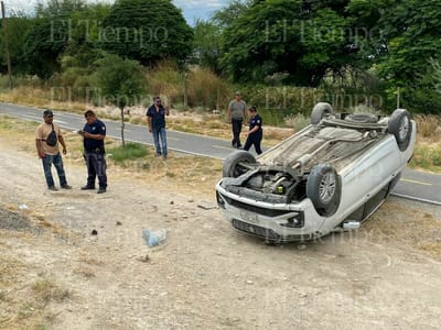 Mujer lesionada tras volcadura en carretera 30 de San Buenaventura