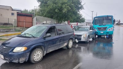 Falla mecánica de camión urbano ocasiona choque por alcance en el bulevar Mendoza Berrueto