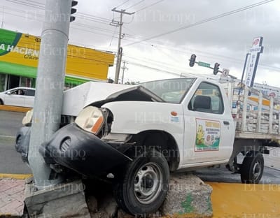 Conductor choca contra semáforo en Frontera