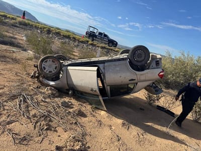 Sobrevive a volcadura y abandona su auto