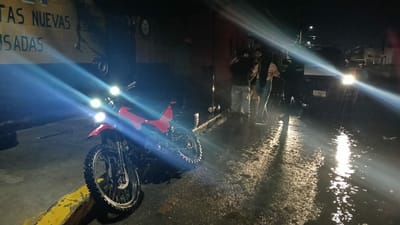 Motociclista lesionado tras choque con auto que se dio a la fuga