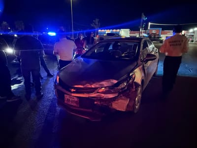 Tres vehículos involucrados en choque por confusión de semáforo