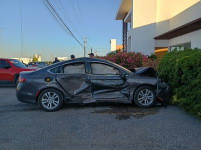 Investigan choque múltiple en Pérez Treviño; una mujer sería la responsable