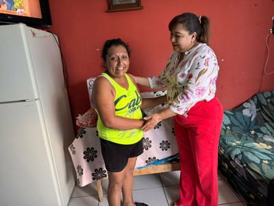 Laura Pérez encabeza entrega de despensas y apoyos económicos a familias en San Juan de Sabinas
