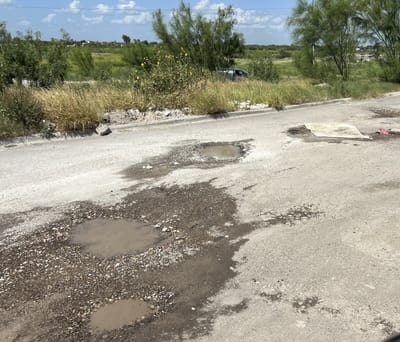 Persisten baches en bulevar Los Olivos; vecinos piden atención completa