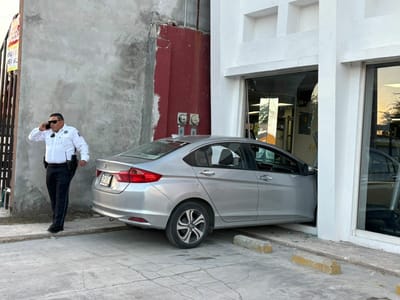 ¡Entró con todo! Coche se estrella contra gimnasio en Monclova