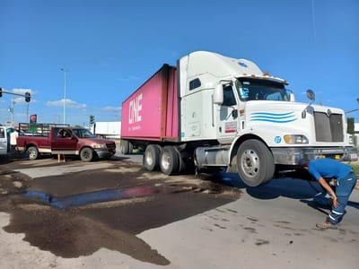 Trailero imprudente provoca fuerte choque en Frontera