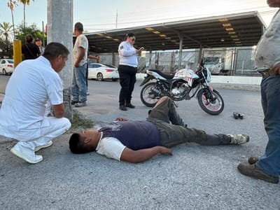 ¡Cegado por el sol! Adolescente en moto choca en pleno centro de Monclova