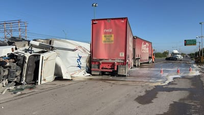 Vuelca tráiler cargado con cerveza vuelca cerca del aeropuerto