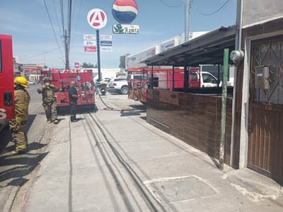 Se registra incendio en área de asadores de Tacos La Ranita; no hubo lesionados