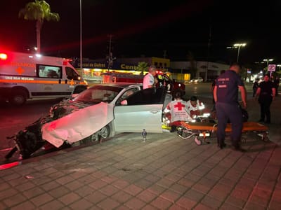 Accidente en Monclova deja dos lesionados y daños severos