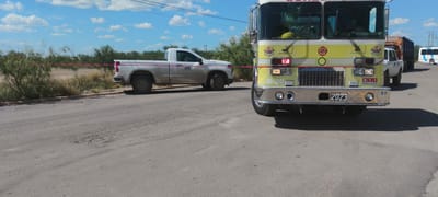 Colapsa poste de la CFE frente a Jaropamex y provoca evacuación y cierre vial en Sabinas