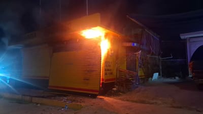 Bomberos combaten incendio en taller y vivienda en Monclova