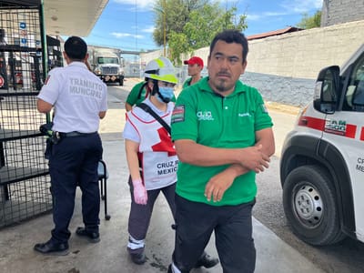 Huye sin pagar gasolina y arrastra al empleado varios metros en Monclova