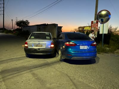 Meseros lesionados en aparatoso choque
