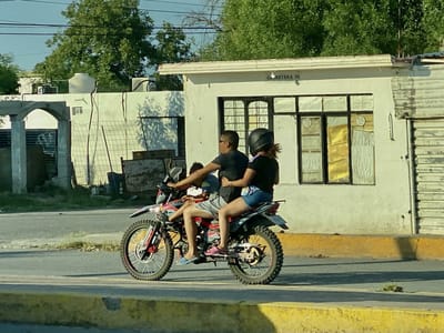 Padres arriesgan la vida de sus hijos al transportarlos sin casco en motocicletas