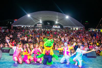 Niñas y niños disfrutan con Lara Campos en Feria Santa Rosa