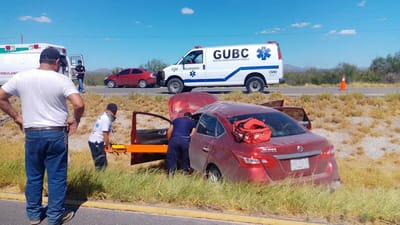 Mujer resulta lesionada tras volcadura en la carretera 57