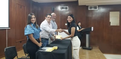 Apoyan a universitarios con becas de transporte y permanencia escolar