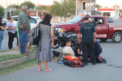 Jóvenes resultan heridos tras choque de motocicleta y camioneta en Piedras Negras