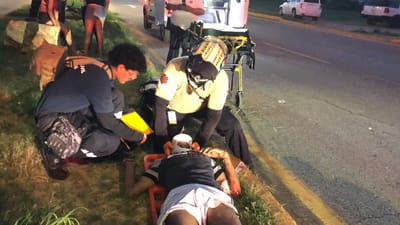 Pareja en motocicleta derrapa y resulta herida en la colonia Periodistas