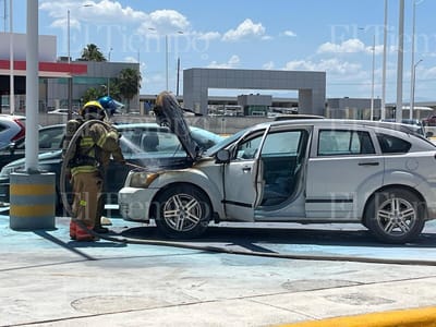 Incendio de camioneta moviliza a bomberos en Mall Paseo Monclova
