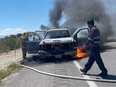 Camioneta se incendia en plena carretera Monclova–Cuatro Ciénegas